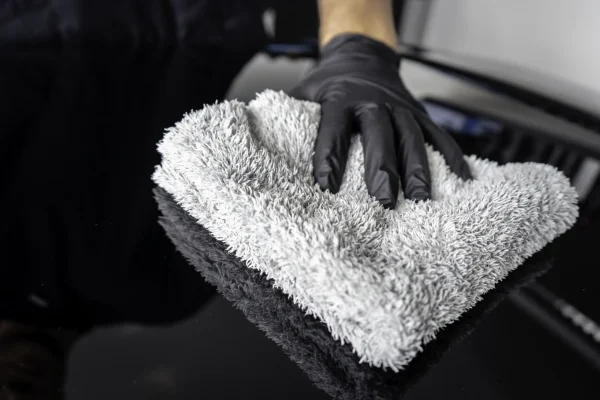 Die Politurr&uuml;ckst&auml;nde werden mit einem Finish Towel abgetragen