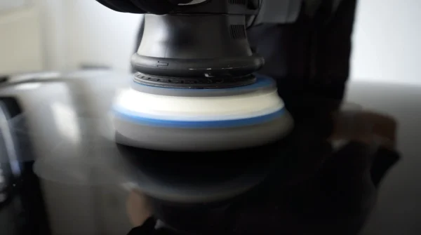 Polieren einer Lackoberfl&auml;che mit einer Poliermaschine